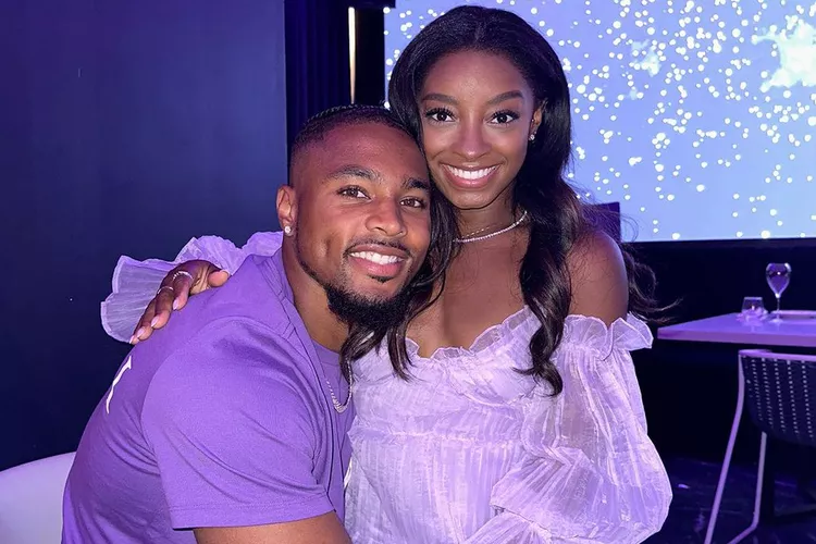 JUST IN:Simone Biles’ Husband Jonathan Owens Kisses Wife as She Becomes the Most Decorated U.S. Gymnast in Olympic History